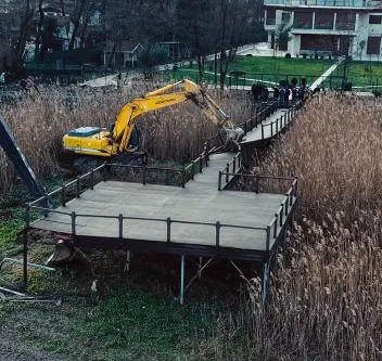 Sapanca Gölü'ndeki kaçak iskeleler böyle yıkıldı