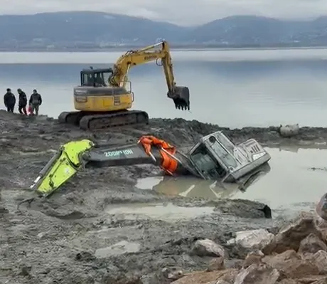 Sapanca Gölü sahilinde ilginç olay: Çamura battı