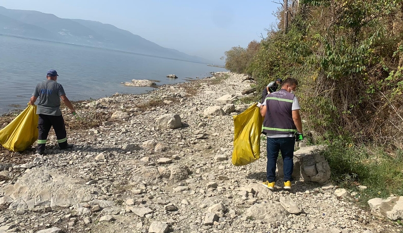 Sapanca Gölü’nün etrafı temizlendi