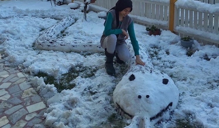 Sapancalı kadın evinin bahçesine kardan yılan yaptı