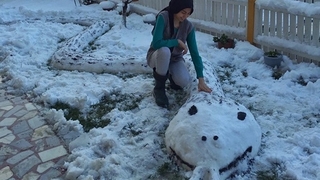 Sapancalı kadın evinin bahçesine kardan yılan yaptı