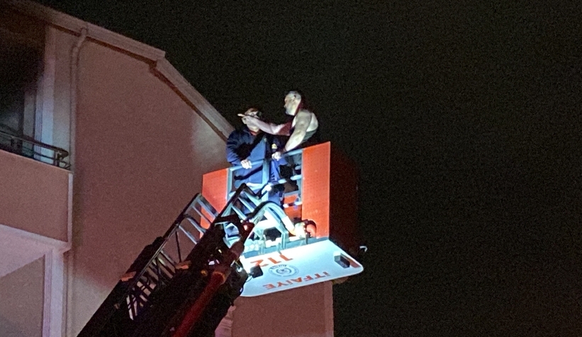 Şarjlı süpürge patladı, evde mahsur kaldı