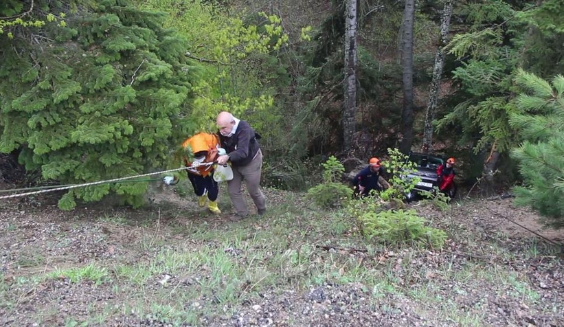 Şarampole devrilen otomobildeki çift, halatla kurtarıldı