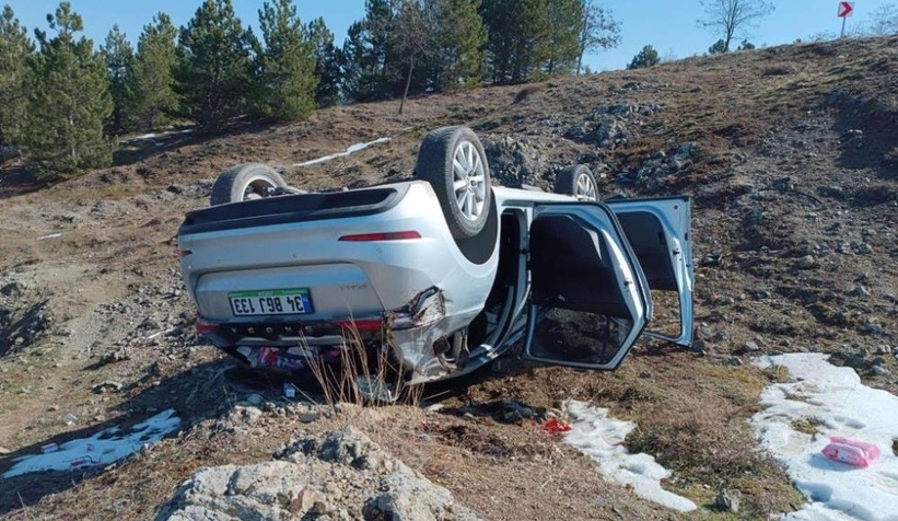 Şarampole yuvarlanıp ters döndü