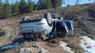 Şarampole yuvarlanıp ters döndü