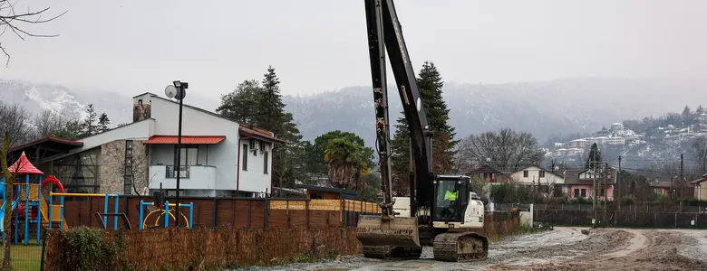 SASKİ harekete geçti; Sapanca Gölü kıyısındaki kaçak yapılar yıkılıyor