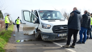 SASKİ’nin aracı emniyet şeridindeki lüks otomobile çarptı