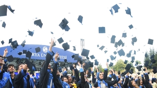 SAÜ'de mezuniyet coşkusu