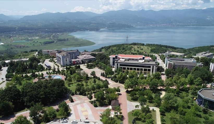 SAÜ köklü üniversiteleri geride bıraktı