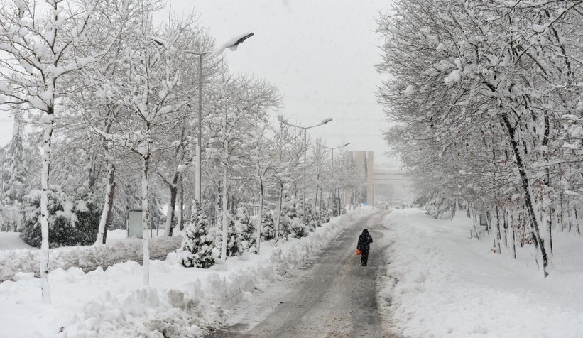 SAÜ Kampüsü'nde kar kalınlığı yarım metreye ulaştı