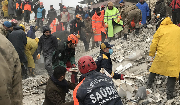 SAÜ'nün arama kurtarma ekibi deprem bölgesinde