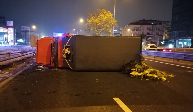 Sebze yüklü kamyon devrildi: 1 yaralı
