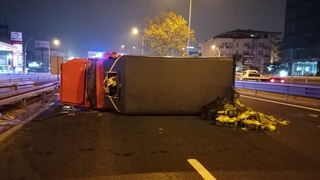 Sebze yüklü kamyon devrildi: 1 yaralı