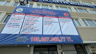 Seçimi kazanan başkan belediyenin borcunu binaya astı