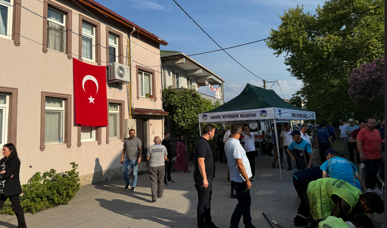Şehidin baba evine Türk bayrağı asıldı