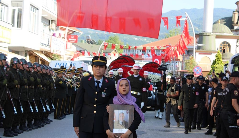 Şehidin fotoğrafını kız kardeşi taşıdı