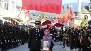 Şehidin fotoğrafını kız kardeşi taşıdı