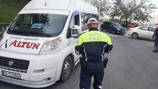 Şehirde eş zamanlı okul servisi denetimi