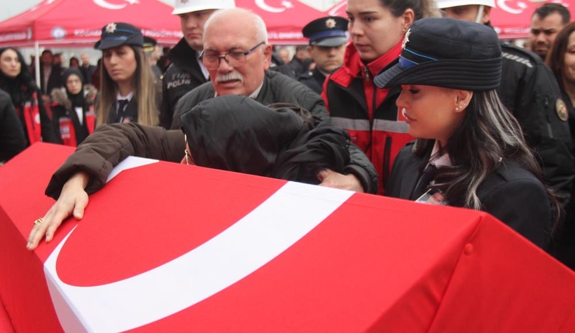 Şehit eşi tabuta sarılıp gözyaşları döktü