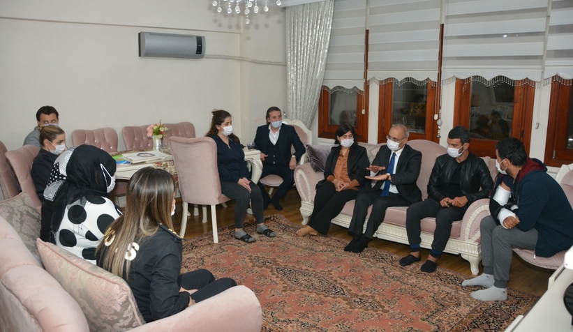 Şehit ve yaralı polislerin evlerini ziyaret ettiler