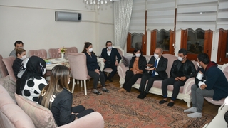 Şehit ve yaralı polislerin evlerini ziyaret ettiler