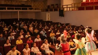 Şehrin ilk özel tiyatro sahnesi ünlü komedyenle kapılarını açıyor