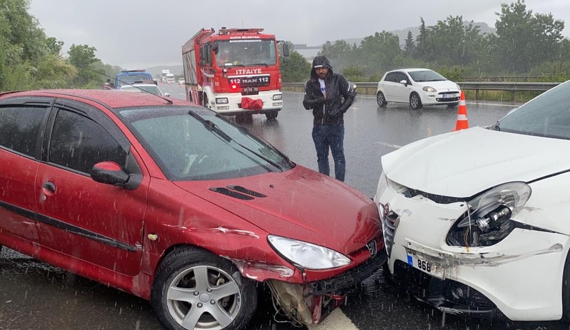 Sekiz farklı kazaya 25 araç karıştı, 8 kişi yaralandı