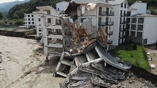 Sel, 3 ay sonra açılışı yapılacak oteli yıktı