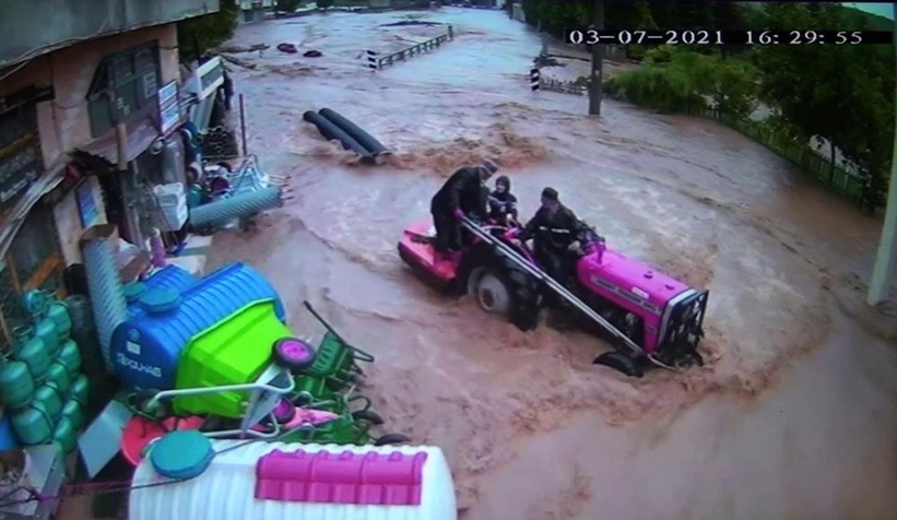 Sel felaketi kamerada