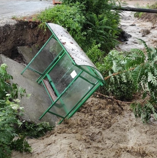 Sel suları durağı yuttu