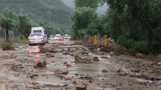 Sel suları İznik-Bursa yolunu kapattı
