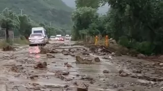 Sel suları İznik-Bursa yolunu kapattı
