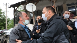 Selde hayatını kaybeden Özkul'un ailesini ziyaret etti