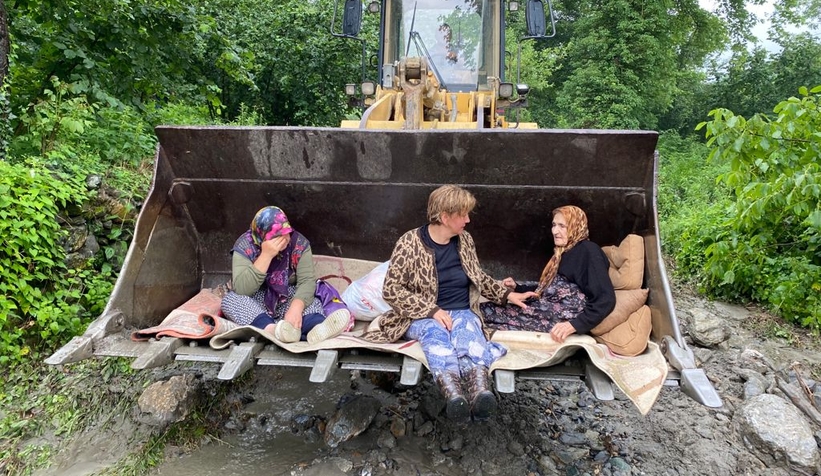 Selde mahsur kalan 100 yaşındaki nine böyle kurtarıldı