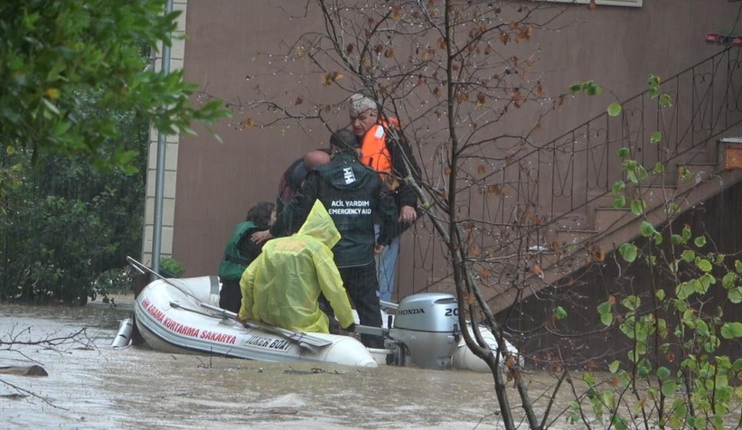 Selde mahsur kalan vatandaşlar botlarla tahliye ediliyor