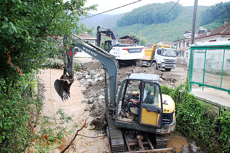 Selin vurduğu Akyazı'da yaralar sarılıyor