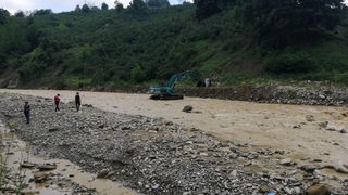 Selin vurduğu köyde mahsur kalan 56 kişi kurtarılmaya çalışılıyor