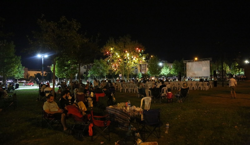 Serdivan açık hava film gösterimleri devam ediyor