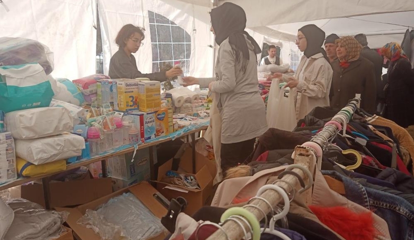 Serdivan Belediyesi, depremzedeler için hayır çarşısı kurdu