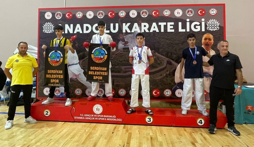Serdivan Belediyesi Karate Takımı kürsüde