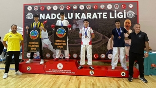 Serdivan Belediyesi Karate Takımı kürsüde