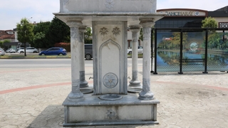 Serdivan Belediyesi kırılan çeşmeyi tamir etti