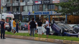 Serdivan'da araç takla attı