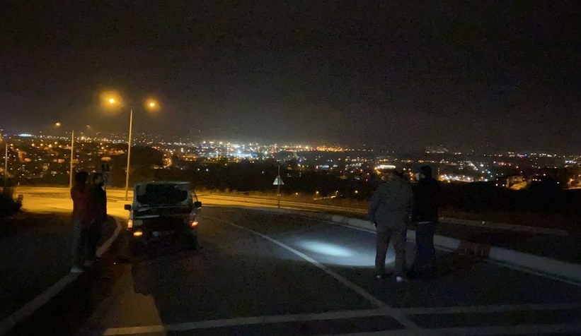 Serdivan'da bir araca uzun namlulu silahlarla saldırı