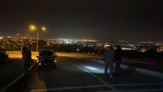 Serdivan'da bir araca uzun namlulu silahlarla saldırı