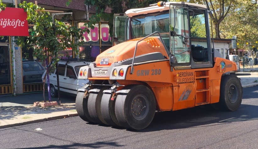 Serdivan'da asfalt çalışmaları sürüyor