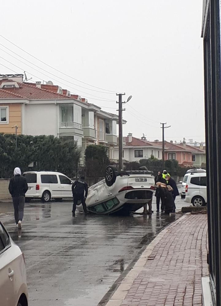 Serdivan'da cadde ortasında takla attı