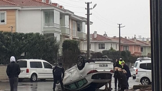 Serdivan'da cadde ortasında takla attı