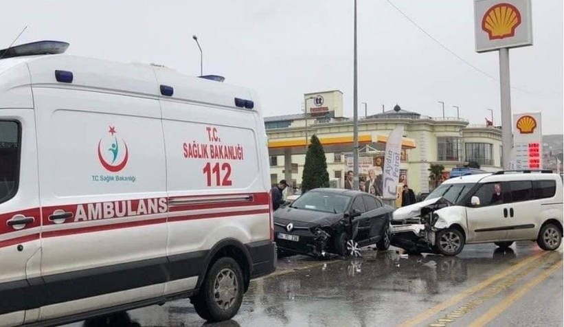 Serdivan'da iki aracın karıştığı maddi hasarlı kaza meydana geldi.