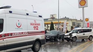 Serdivan'da iki aracın karıştığı maddi hasarlı kaza meydana geldi.